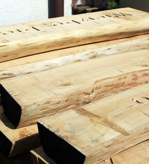 bale drewna jako tablice informacyjne