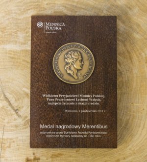 medal w oprawie drewnianej z grawerem dla Lecha Wałęsa