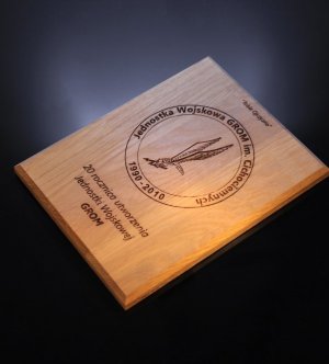 drewniana pamiątkowa deska z grawerem