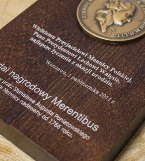oprawiony medal w grawerowanym drewnie Lech Wałęsa