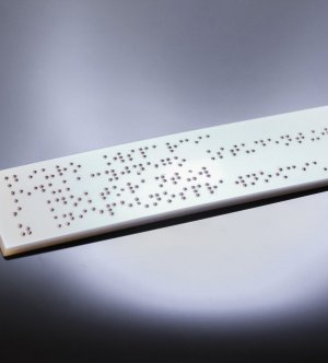 tabliczka zapisana w alfabecie Braille'a