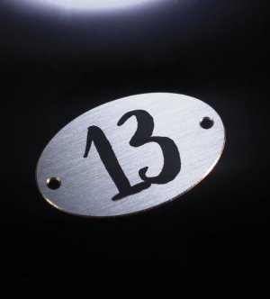 grawerowana tabliczka z numerkiem